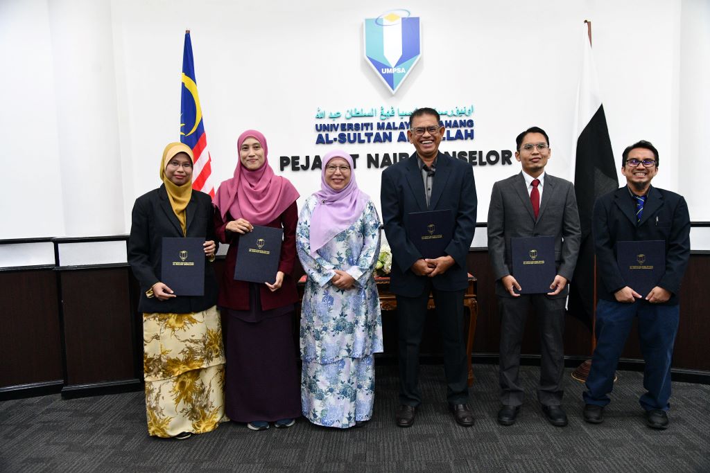 2 pensyarah kanan FTKEE UMPSA naik pangkat ke jawatan Profesor Madya gred DS14